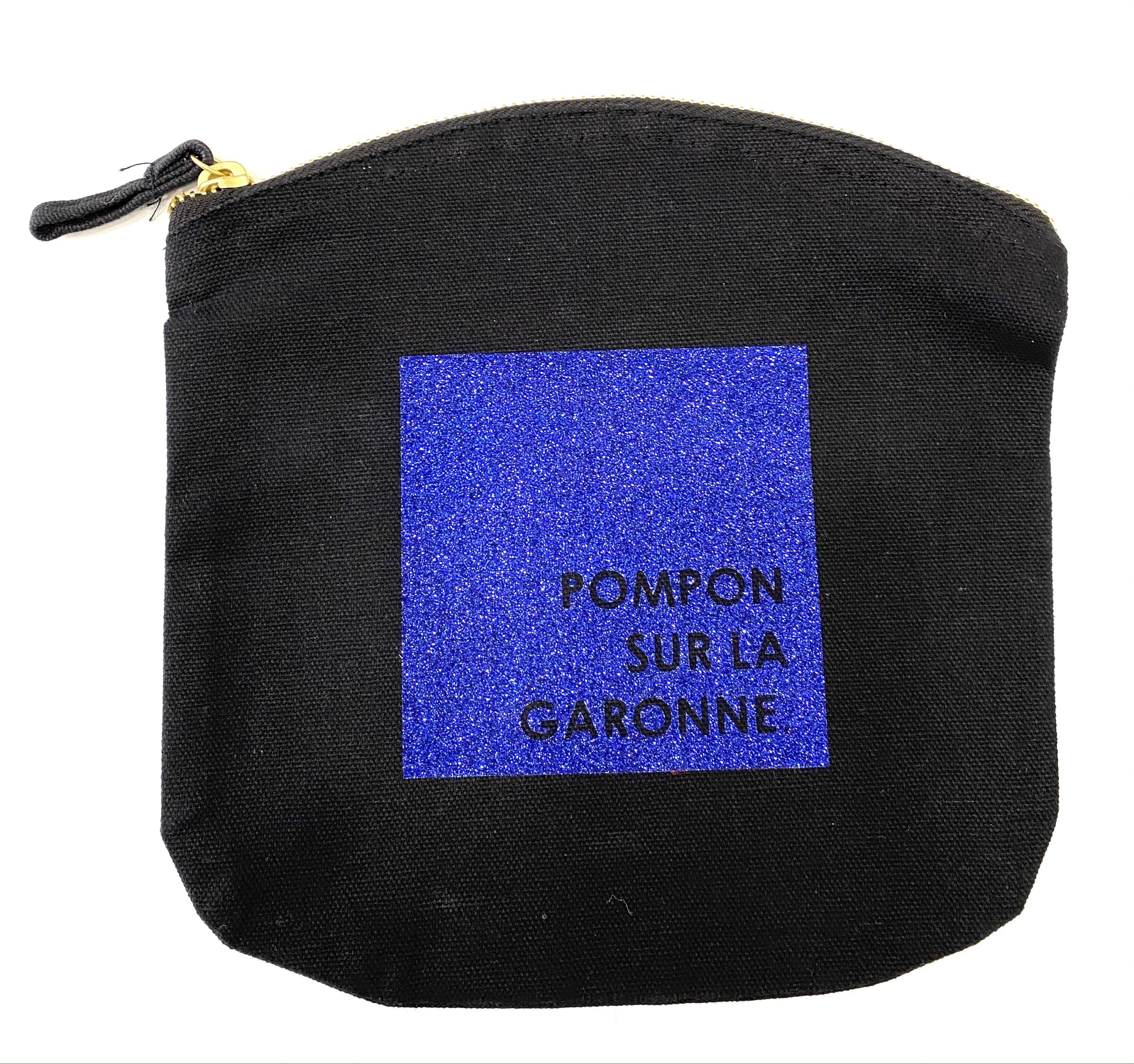 Pochette zippée en raphia noir, pompon rose